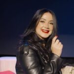 Hony Estrella Instagram - 🎭🌟 ¡VUELVE A PETICIÓN! ¡PÓRTATE BIEN! ¡ATENTOS! 🌟🎭 El escenario se ilumina con @hony_estrella . Bajo la dirección de @vicentsant y con la producción impecable de @thecomedyring, en este unipersonal que promete emociones y momentos inolvidables. ¿Estás listo para sumergirte en una experiencia única? ¡No te lo pierdas! 🎭✨ “Vamos a personificar a una mujer decidida y valiente que se enfrenta a un desafiante juicio por la custodia de sus hijos. De modo que invitamos al público a disfrutar de una propuesta teatral que se quedará en sus mentes como una de las mejores experiencias de la vida”, expresó Hony Estrella. 🎟️ BOLETAS DISPONIBLE EN @ticketmax.com.do
