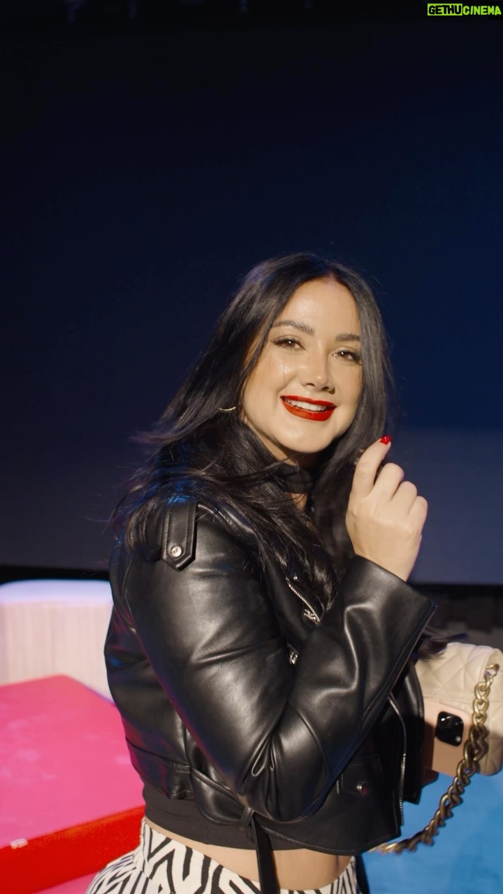 Hony Estrella Instagram - 🎭🌟 ¡VUELVE A PETICIÓN! ¡PÓRTATE BIEN! ¡ATENTOS! 🌟🎭 El escenario se ilumina con @hony_estrella . Bajo la dirección de @vicentsant y con la producción impecable de @thecomedyring, en este unipersonal que promete emociones y momentos inolvidables. ¿Estás listo para sumergirte en una experiencia única? ¡No te lo pierdas! 🎭✨ “Vamos a personificar a una mujer decidida y valiente que se enfrenta a un desafiante juicio por la custodia de sus hijos. De modo que invitamos al público a disfrutar de una propuesta teatral que se quedará en sus mentes como una de las mejores experiencias de la vida”, expresó Hony Estrella. 🎟️ BOLETAS DISPONIBLE EN @ticketmax.com.do