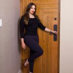 Hony Estrella Instagram – La seguridad en el hogar 🏠 es lo más importante @siragusard por más bonita que vean esta puerta 🚪 es blindada 🤓 igual que yo 👽