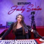 Hony Estrella Instagram - Buenos días. @hony_estrella el control que necesito en mi vida 😢 Sintoniza Alofoke.FM #EstoNoEsRadio