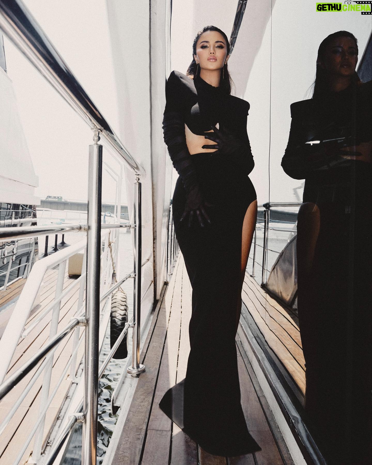 Huda ElEtrreby Instagram - The question isn’t who is going to let me; it’s who is going to stop me .. Photographer @aminazaher Stylist @mohamedashraff Set @monotofficial @villababoushka Hair & makeup @agneshkah Management @digitentworld Earrings @versace