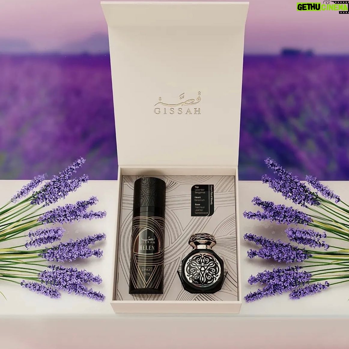 Huda Husain Instagram - @gissahofficial HELEN SET الطقم الأفخم للناس الأرقى والأهم .. عطر ، فرش فلورال وودي مقدمة العطر : لافندر ، برغموت .. قلب العطر : زهرة الغيرانيوم .. قاعدة العطر : باتشولي ، ليذر ، خشب الصندل .. متوفر في تطبيق بوتيكات وافرع قصةالكويت والمملكة العربيه السعوديه وموقع قصة Gissah.com