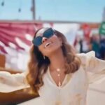 Huda Husain Instagram - اهديكم تحية قطرية وبروح عربية #fiff2022 مونديال قطر 🇶🇦 دوحة العز ❤️ هيا .. هيا الى أرض السلام