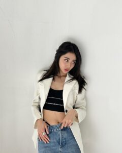 Huh Yun-jin Instagram - 흑발이 그립ㄷㅏ