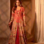 Huma Qureshi Instagram – Ishq 🫶

Styled by @sanamratansi
Team @sanjamkaur92 @navikshajain
Intern @nancyladdha
Wearing @debyaniandco
Jewellery @houseofshikha 
Hair @rakshandairanimakeupandhair
Makeup @ajayvrao721
Photographer @kaasastudio