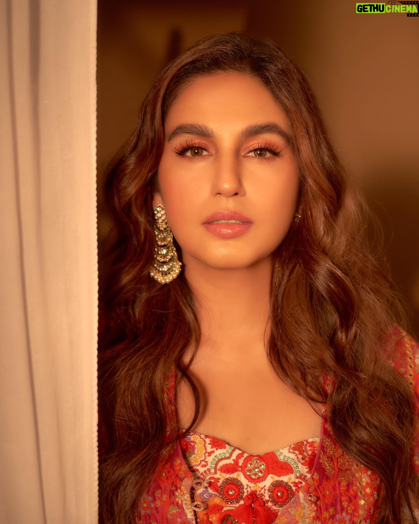 Huma Qureshi Instagram - Ishq 🫶 Styled by @sanamratansi Team @sanjamkaur92 @navikshajain Intern @nancyladdha Wearing @debyaniandco Jewellery @houseofshikha Hair @rakshandairanimakeupandhair Makeup @ajayvrao721 Photographer @kaasastudio