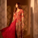 Huma Qureshi Instagram – Ishq 🫶

Styled by @sanamratansi
Team @sanjamkaur92 @navikshajain
Intern @nancyladdha
Wearing @debyaniandco
Jewellery @houseofshikha 
Hair @rakshandairanimakeupandhair
Makeup @ajayvrao721
Photographer @kaasastudio