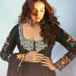Huma Qureshi Instagram – Beautiful Mess 🖤

Outfit- @rohitbalofficial
Earrings- @curiocottagejewelry
Styled by- @sanamratansi 
Team-  @isshika.manan @ankitha_chauhan  @jannat__r @sanjamkaur92
Makeup: @ritikavatsmakeupandhair
Hair: @nargis9052
📸- @akshayrathodphotography