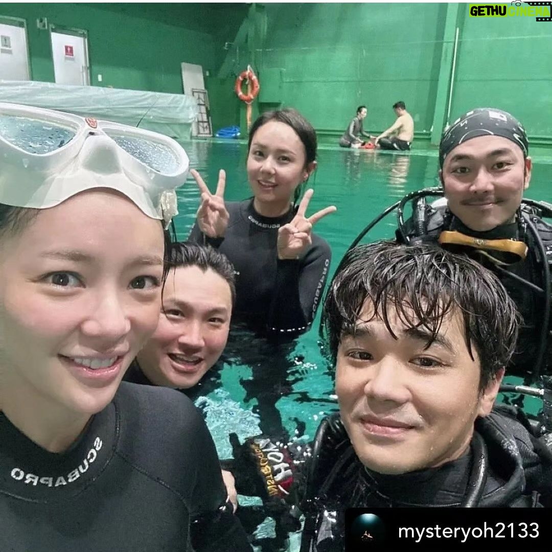 Hwang Jung-eum Instagram - 추억#7인의탈출#수중촬영💙무서워듀금 정으미살려했던순간 선생님들도움으로무사히💗