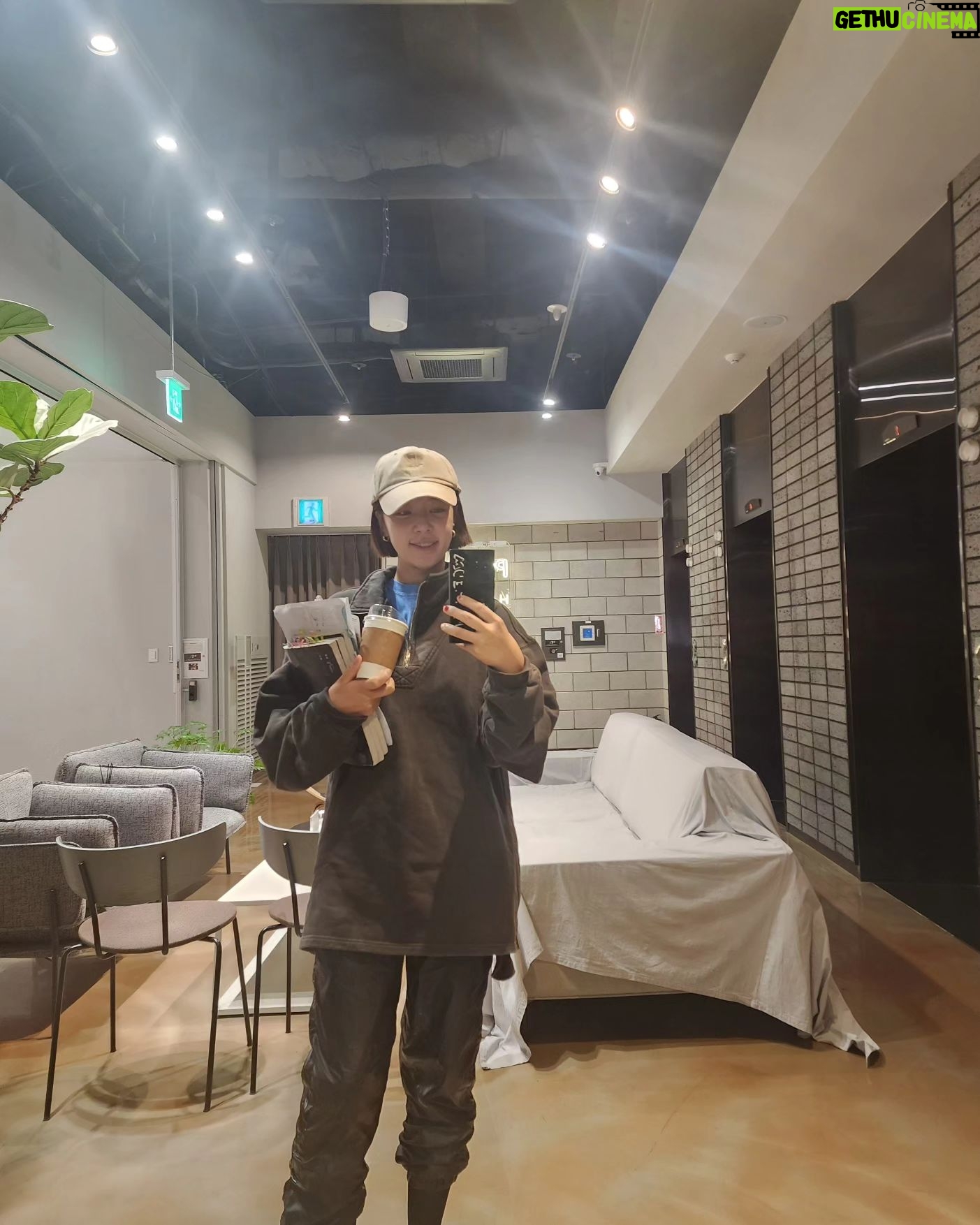 Hwang Jung-eum Instagram - 꺄~~오늘7인의탈출하는날이라고요???🤣🤣🤣🤣🤣 뎡으미요즘행벅🤣🤣🤣🤣🤣