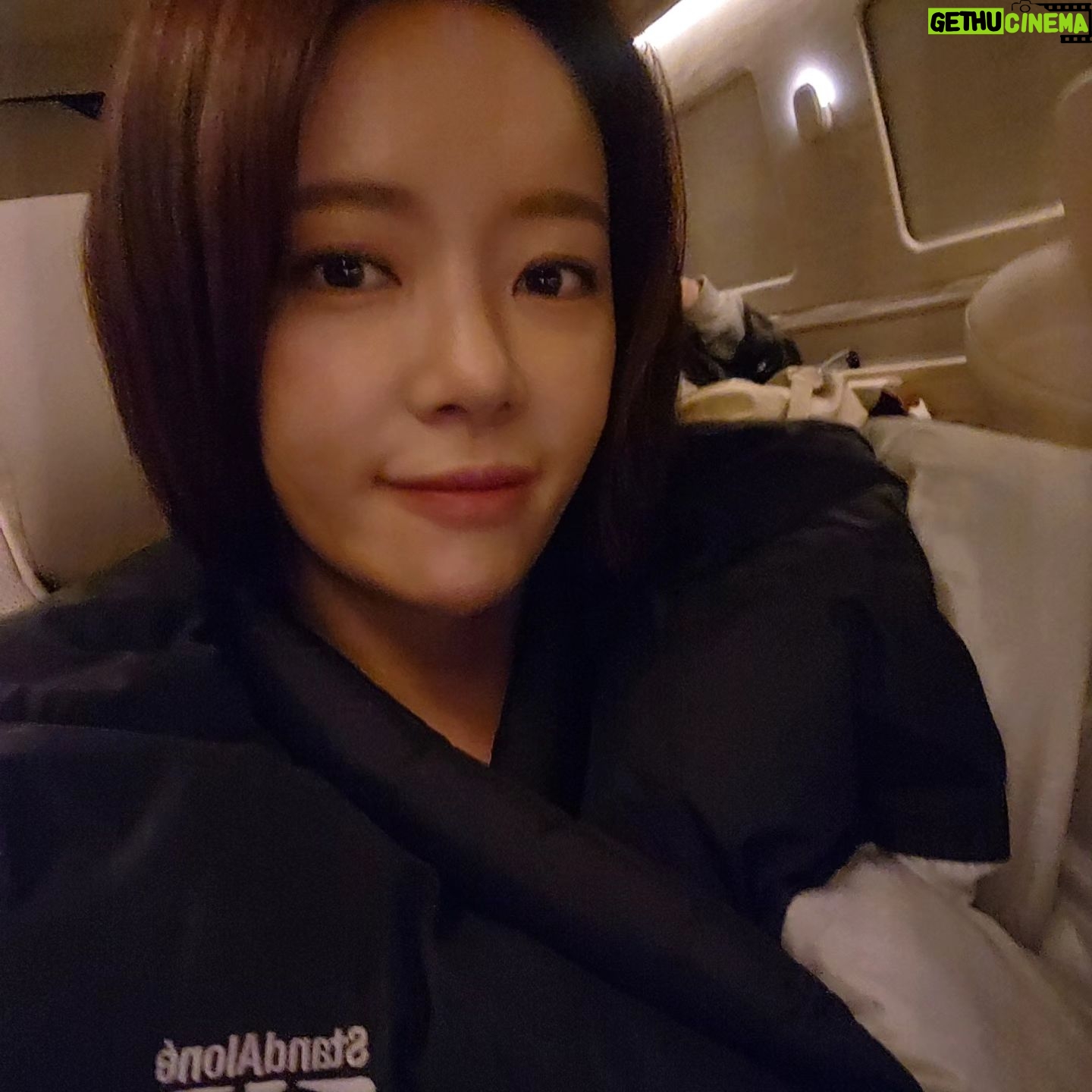 Hwang Jung-eum Instagram - 요즘감기걸린라희...너므아파서골골 하나도안아파보이는게신기한내얼굴👩 신기해서올려봄🤣🤣🤣 이번감기너므쎄여. 다들따뜻하게입구댕기세유💕 #변장술#기술덕분인가#나래의기술