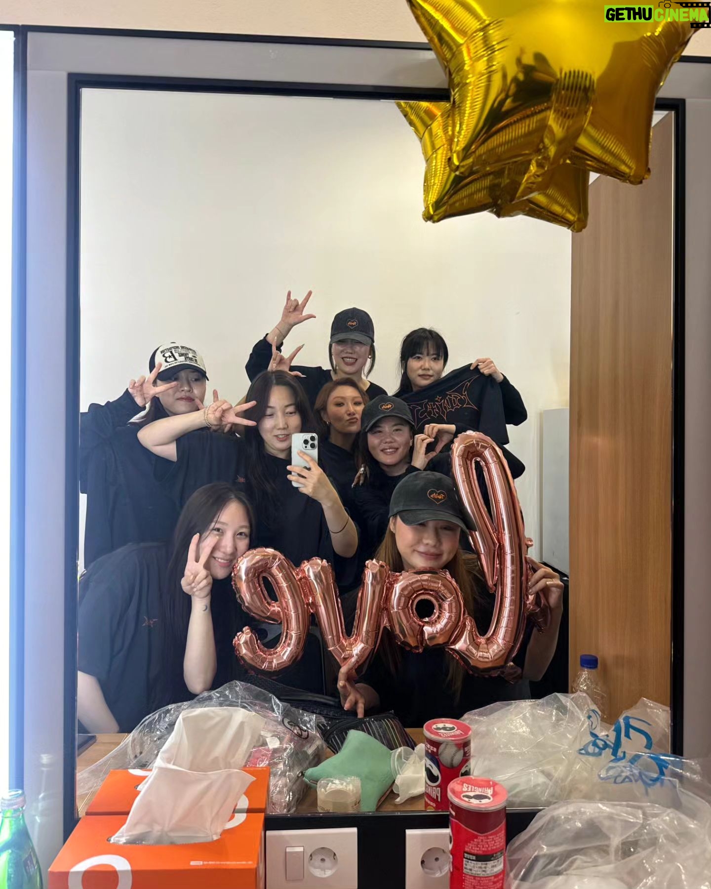 Hwasa Instagram - Twits fancon tour in Seoul ๐๐งก ์ฌ๋ํด ๋ฉ์ฒญ์ด๋ค ! ํจ๊ป ๊ณ ์ํด์ฃผ์ ๋ง์ ์คํ
๋ถ๋ค๊ณผ @pnation.official ํจ๊ป ๋ฉ์ง ๋ฌด๋๋ฅผ ์ด๋์ด์ค ํํ์ฌ ๊ทํ์๊ฐ์ ์ ๋ฌผํด์ฃผ์ ์ผ๋ฌ์์ง์ธ๋ @happy._.ej ๋ฉ์ง์๋ฉ์ ์ ๋ฌผํด์ค ์ ์ ์ธ๋ @shinae_an ๋ ๋ชจ๋ ๊ฑธ ํจ๊ป ํด์ฃผ๋ @pws_logos ๐ท ๊ทธ๋ฆฌ๊ณ ๋ฉ์ง ๋ง์ดํฌ ๊ฐ์ฌํด์ ์ค๋น ! @42psy42 ์ ๋ฅผ ์์ํ๋ฌ ์์ฃผ์ ๋ง์๋ถ๋ค๊ป ์ง์ฌ์ผ๋ก ๊ฐ์ฌ๋๋ฆฝ๋๋ค ๐งก