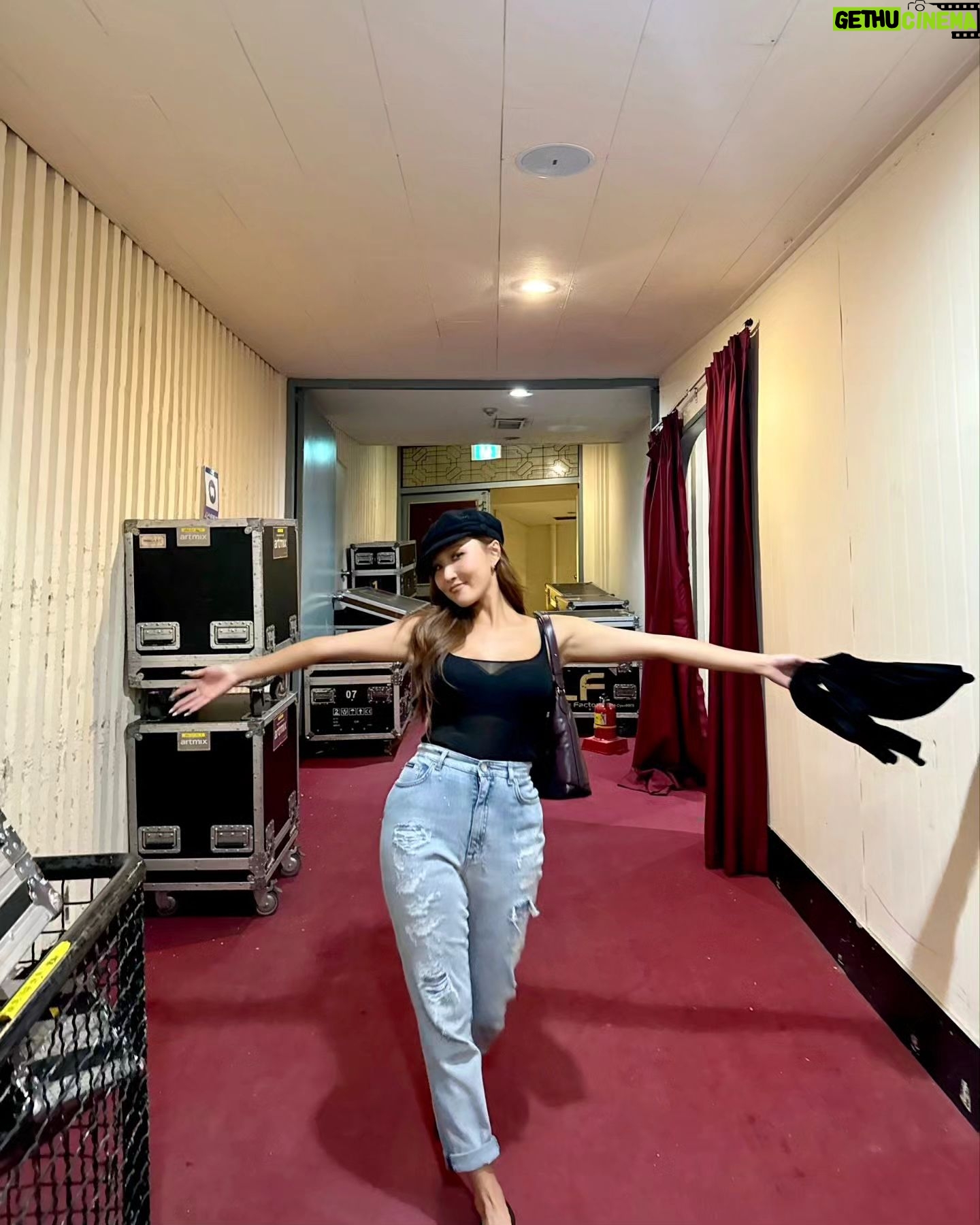Hwasa Instagram - Twits fancon tour in Seoul ๐๐งก ์ฌ๋ํด ๋ฉ์ฒญ์ด๋ค ! ํจ๊ป ๊ณ ์ํด์ฃผ์ ๋ง์ ์คํ
๋ถ๋ค๊ณผ @pnation.official ํจ๊ป ๋ฉ์ง ๋ฌด๋๋ฅผ ์ด๋์ด์ค ํํ์ฌ ๊ทํ์๊ฐ์ ์ ๋ฌผํด์ฃผ์ ์ผ๋ฌ์์ง์ธ๋ @happy._.ej ๋ฉ์ง์๋ฉ์ ์ ๋ฌผํด์ค ์ ์ ์ธ๋ @shinae_an ๋ ๋ชจ๋ ๊ฑธ ํจ๊ป ํด์ฃผ๋ @pws_logos ๐ท ๊ทธ๋ฆฌ๊ณ ๋ฉ์ง ๋ง์ดํฌ ๊ฐ์ฌํด์ ์ค๋น ! @42psy42 ์ ๋ฅผ ์์ํ๋ฌ ์์ฃผ์ ๋ง์๋ถ๋ค๊ป ์ง์ฌ์ผ๋ก ๊ฐ์ฌ๋๋ฆฝ๋๋ค ๐งก