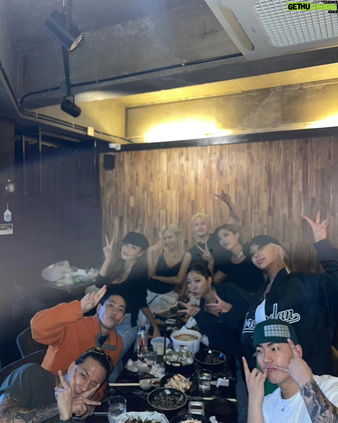 Hwasa Instagram - Twits fancon tour in Seoul ๐๐งก ์ฌ๋ํด ๋ฉ์ฒญ์ด๋ค ! ํจ๊ป ๊ณ ์ํด์ฃผ์ ๋ง์ ์คํ
๋ถ๋ค๊ณผ @pnation.official ํจ๊ป ๋ฉ์ง ๋ฌด๋๋ฅผ ์ด๋์ด์ค ํํ์ฌ ๊ทํ์๊ฐ์ ์ ๋ฌผํด์ฃผ์ ์ผ๋ฌ์์ง์ธ๋ @happy._.ej ๋ฉ์ง์๋ฉ์ ์ ๋ฌผํด์ค ์ ์ ์ธ๋ @shinae_an ๋ ๋ชจ๋ ๊ฑธ ํจ๊ป ํด์ฃผ๋ @pws_logos ๐ท ๊ทธ๋ฆฌ๊ณ ๋ฉ์ง ๋ง์ดํฌ ๊ฐ์ฌํด์ ์ค๋น ! @42psy42 ์ ๋ฅผ ์์ํ๋ฌ ์์ฃผ์ ๋ง์๋ถ๋ค๊ป ์ง์ฌ์ผ๋ก ๊ฐ์ฌ๋๋ฆฝ๋๋ค ๐งก