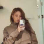 Hwasa Instagram - 씻으러가는길은 정말 멀다