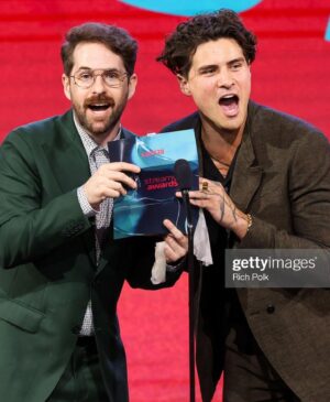 Ian Hecox Instagram - I can’t believe we won the Streamy Award for Thiccest Ass 🤩. Thank you Streamy Awards!

Suit @viggotailoring
Shirt @tedbaker
Shoes @scarosso
Stylist @rhondaspiesstylist