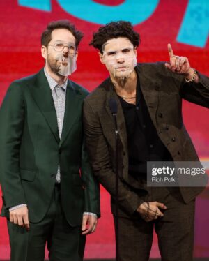 Ian Hecox Instagram - wow we won thiccest dumpy!! thank you @streamys🥇 

Anthony-
Suit & shoes @johnvarvatos
Shirt @allsaints
Jewelry @davidyurman
Stylist @rhondaspiesstylist

Ian-
Suit @viggotailoring 
Shirt @tedbaker 
Shoes @scarosso 
Stylist @rhondaspiesstylist