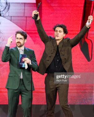 Ian Hecox Instagram - wow we won thiccest dumpy!! thank you @streamys🥇 

Anthony-
Suit & shoes @johnvarvatos
Shirt @allsaints
Jewelry @davidyurman
Stylist @rhondaspiesstylist

Ian-
Suit @viggotailoring 
Shirt @tedbaker 
Shoes @scarosso 
Stylist @rhondaspiesstylist