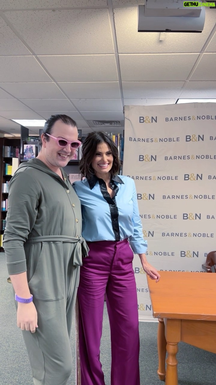 Idina Menzel Instagram - Thank you to everyone who joined me at @bnfifthavenue in #NYC! Can’t wait to see you again. Signed copies of #DramaQueen are still available at the link in my bio. xo 💛