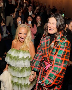 Idina Menzel Instagram - It's good to see them, isn't it? 💚💖
@idinamenzel and @kchenoweth return to Oz in celebration of #WICKED20.
📸: @chadkrausphoto