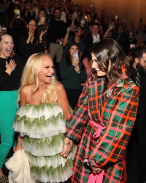 Idina Menzel Instagram - It's good to see them, isn't it? 💚💖
@idinamenzel and @kchenoweth return to Oz in celebration of #WICKED20.
📸: @chadkrausphoto