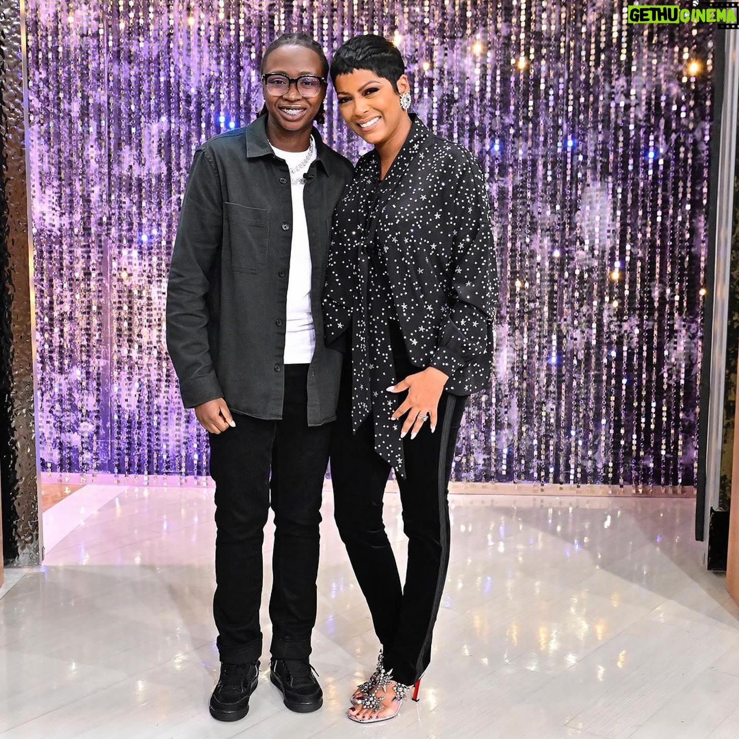 Idina Menzel Instagram - I’ve never been more proud of my dear friend Fanta. She has taught me way more about life than anything I could have taught her. She is an inspiration and a light for anyone who is lucky enough to meet her. I love you Fanta. 🧡 Link in my Story to watch her full poetry performance on the @tamronhallshow. @fantaratty @abroaderway