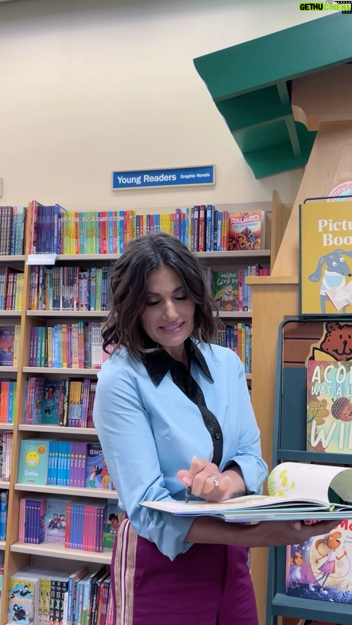 Idina Menzel Instagram - Stopped by the children’s section of @bnfifthavenue in #NYC while in-store to sign #DramaQueen and autographed a few copies of #LoudMouse—to get ready for #ProudMouse! Let me know if you find a signed one. #LinkInBio to purchase/pre-order. ✍️ Or find a signing near you!