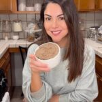 Ilean Almaguer Instagram – Plant-based Pâté by @ileanao 🌱

Not only is this Pâté super easy to make, but it is the perfect plant-based dish to snack on on New Years Eve! 🎉

Ingredients:
– 250g mushrooms of choice
– 1 eggplant
– 1 small garlic 
– 1/4 cup walnuts
– 1 tbsp olive oil
– 1 can (250g) white beans 
– 5-6 sun-dried tomatoes
– Parsley
– 1-2 tbsp olive oil
– Salt and pepper

Instructions:
1. Chop mushrooms and the eggplant and place them on a baking tray
2. Add salt, drizzle with olive oil and roast for 35 minutes at 350 degrees Fahrenheit until browned. 
3. Blend all ingredients in a blender or food processor until smooth, transfer the mix to a nice container and enjoy!
**you can spread your paté on to bread or crackers.

~

Paté vegano

Ingredientes:
 – 250 g de champiñones a elección
 – 1 berenjena
 – 1 ajo pequeño
 – 1/4 taza de nueces
 – 1 cucharada de aceite de oliva
 – 1 lata (250g) de alubias blancas
 – 5-6 tomates secos
 – Perejil
 – 1-2 cucharadas de aceite de oliva
 – Sal y pimienta

Instrucciones:
1. Pica los champiñones y la berenjena y colócalos en una bandeja para horno
2. Agrega sal, rocía con aceite de oliva y hornea durante 35 minutos a 350 grados farenheit hasta que se dore.
3. Mezcla todos los ingredientes en una licuadora o procesadora de alimentos hasta que quede suave, transfiere la mezcla a un recipiente bonito y disfruta!
 *puedes untar tu paté sobre pan o galletas saladas.
