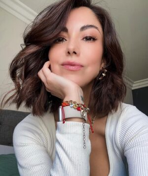 Ilean Almaguer Instagram - Curly hair day 🤪✨

Aprovechando el pelo y la luz. 

#sunday #whynot #fyp