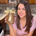 Ilean Almaguer Instagram – How is your Veganuary going so far?🌱

We recommend adding this plant-based Granola recipe by our contributing chef @ileanao to your Veganuary plan 😋

Granola makes for a great snack or topping in plant-based yogurt parfaits or smoothie bowls 🥥🫐
 
Ingredients:
2 cups old-fashioned rolled oats 
1/2 cup nuts (almonds, pecans, cashews, etc)
1/4 cup pumpkin seeds
1 Tbsp chia seeds
1/4 cup sunflower seeds 
1/4 cup hemp seeds
1/4 cup unsweetened coconut flakes
1/2 tsp cinnamon
1/4cup melted coconut oil
1/4 cup maple syrup
1/4 cup chopped dates 
** 2 tbs goji berries optional**

Instructions:
1.Place a large skillet/pan on the stove over medium-high heat and add coconut oil and maple syrup. 
2. Cook oil and syrup together until bubbly. 
3. Add all the ingredients (oats, almonds, coconut, flaxseed, cinnamon, etc). 
4. Stir well and continue moving around with a wooden spatula until the mix starts to turn golden brown (about 3–4 minutes). 
5. Remove the pan from the heat and let the granola cool completely before storing it in a container/jar. 

Enjoy!!!

~

Ingredients:
 2 tazas de avena 
 1/2 taza de nueces (almendras, pecanas, nuez de la India, etc)
 1/4 taza de semillas de calabaza
 1 cucharada de semillas de chía
 1/4 taza de semillas de girasol
 1/4 taza de semillas de cáñamo
 1/4 taza de hojuelas de coco sin azúcar
 1/2 cucharadita de canela
 1/4 taza de aceite de coco derretido
 1/4 taza de maple 100 %
 1/4 taza de dátiles picados
 ** 2 cucharadas de bayas de goji opcionales **

Instrucciones:
 1. Coloca un sartén grande en la estufa a fuego medio-alto y agrega aceite de coco y jarabe de arce. 
2. Cocina el aceite y el maple juntos hasta que burbujee. 
3. Agrega todos los ingredientes (avena, almendras, coco, linaza, canela, etc). 
4. Revuelve bien y continúa moviendo con una espátula de madera hasta que la mezcla comience a dorarse (aproximadamente de 3 a 4 minutos). 
5. Retira el sartén del fuego y dejaque la granola se enfríe por completo antes de guardarla en un recipiente/frasco.

Disfruta!!!