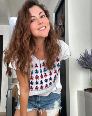 Ilean Almaguer Instagram - Orgullosa de portar una blusa bordada a mano por artesanas chiapanecas. Apoyemos a nuestra gente siempre! 
#mexico 💕🇲🇽 #chiapas