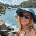Iliana Calabró Instagram - De paseo por Portofino…❤️ y una inquietud… qué paseo guardas en su recuerdo que te 💖 A revivirlo y si gustas me lo compartís? Amo las historias de amor . Gracias💗 @luisalbertodestefano 😍GRACIAS @holasim.ar @may_ariadna @assist365ok #vacaciones #verano #italia #amor #ilana
