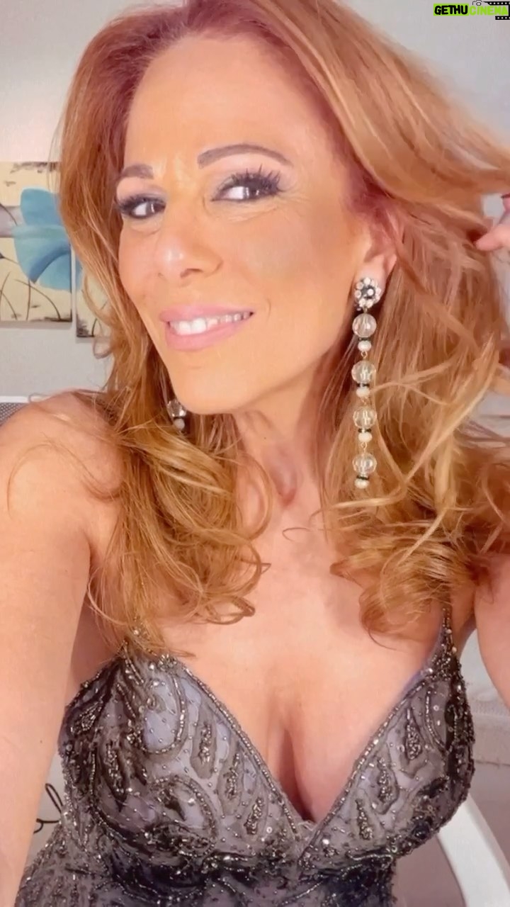 Iliana Calabró Instagram - El arranque de lo que se transformó en una noche perfecta! Gracias @claudiaarceok por este diseño, @brerajoyas, @mymtorres, @lorenandrademakeup @hairexperiencepeluqueria , @approfessionaloficial @brerajoyas @becoolcenter @casaronaldar 🌗✨