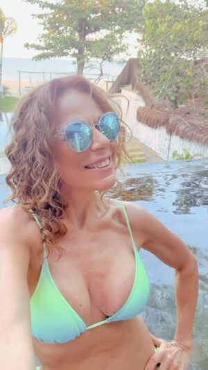 Iliana Calabró Instagram - Mi selfie show!!! 😂😁🤣… te gustó?

Como siempre me acompañan @andressa_lingerie 👙 @ozonogafas 👓
Cuido mi cuerpo en @becoolcenter 💦
@assist365ok 🩺
@may_ariadna y como desde hace años @agenciaab 
@exclusivetrancoso (te gusta el lugar?)
