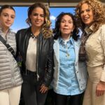 Iliana Calabró Instagram - Feliz día mamás… así lo compartimos con @cocacalabro @marinacalabro_ok y Mia… gracias a mis dos 🌞🌞Stefano y Nico que llegaron para iluminar mi vida🤩💖. Hoy ellos con Martín me rodearon de bellas y perfumadas flores y junto a mi familia, mis amigos y tantos hermosos mensajes recibidos por acá me llenaron de mimos en este día! Feliz rodeada de amor y en familia😍❤️… Dios los bendiga a todos con AM💖R