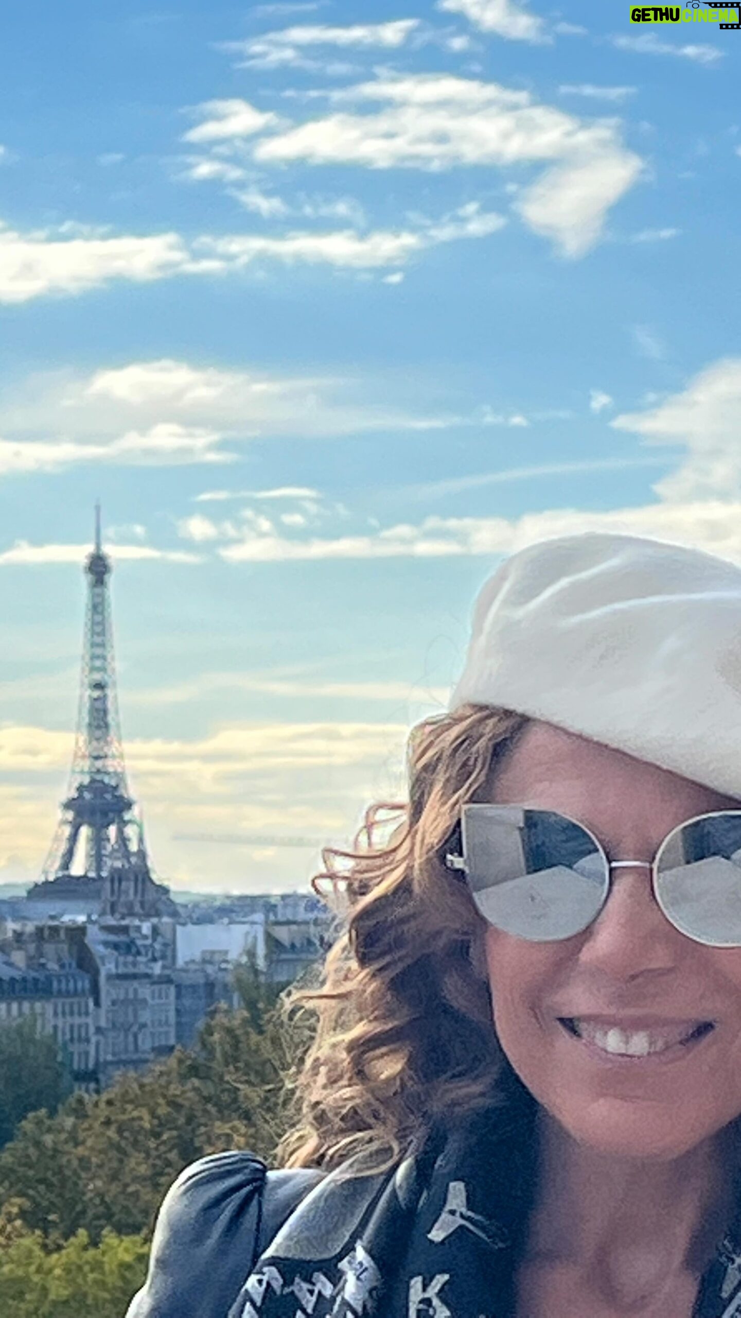 Iliana Calabró Instagram - París y el fin de un largo recorrido… un viaje lleno de aprendizaje y muy deseado un sueño que agradezco a Dios haberme permitido materializar. Pónganse metas y vayan por ellas, priorícense en algún momento que es fundamental estar bien uno para ayudar y brindarse a los demás. Adelante con los sueños, a concretarlos más allá la adversidad que presente el entorno. Les propongo algo…Escriban su sueño , me encantaría me lo compartan abajo y vuelvan luego a contarme si lo concretaron… puede ser el puntapié inicial 🍀🤩👌 @assist365ok @may_ariadna @holasim.ar