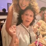 Iliana Calabró Instagram - Bienvenido 2024! Así arrancamos el año … a puro cumpleaños! Felicidades Coca!!! Te am💗. Felices 85! Y agradezco a todos los presentes, nos hayan acompañado con tanto amor! Haciendo de éste un comienzo de año inolvidable💖 Y a ustedes que están allí leyendo Gracias por acompañarnos (a la distancia ) con tan tiernos mensajes siempre❤️que el 2024 nos encuentre viviendo momentos felices y compartiendolos acá…Salud🥂