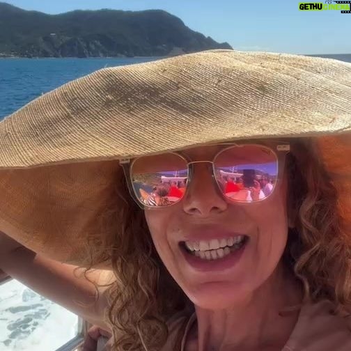 Iliana Calabró Instagram - En directo mi paseo por Cinque terre Italia… gracias a todos los que pasean junto a mi!