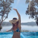 Iliana Calabró Instagram - Unos días de vacaciones …Jugando al video clip🤣😂 y alimentando a mi niña interior…siempre viva💖
