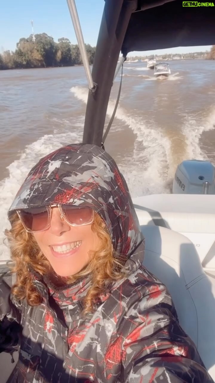 Iliana Calabró Instagram - Vacaciones en el delta… tarde de domingo distinta… vos dónde pasaste el domingo?