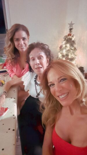 Iliana Calabró Instagram - Feliz Navidad les deseamos “Las Calabró”