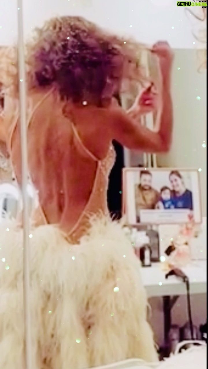 Iliana Calabró Instagram - Preparando la despedida de esta temporada… últimas funciones de @infovivituexperiencia . Aquí en mi camarín del @teatromeloscarlospaz enfundada en esta creación de @artetango1974 . Gracias @approfessionaloficial 💄 @ema_tapiapeluqueria 💇♀️ @tiendavipstore🫧 @vickylalanis 🤳 @agenciaab