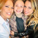 Iliana Calabró Instagram - Gracias Mia por llegar con tu luz a iluminar nuestra familia. Felices primeros quince y a seguir compartiendo momentos felices!!! Te amo sobrina y ahijada Mia GRACIAS ❤️