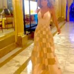 Iliana Calabró Instagram - Una noche mágica que dibujará sonrisas en los pequeños de la @fundacionpaolini . Gracias @laurencioadot @thipinheiros por invitarme para acompañar tan noble causa en compañia de @adrianandresromero @joelledesmaok . Noche inolvidable✨ 👗By @laurencioadot @dotstore.posadas 👡@deattar 🌼aros @mymtorres 💄@approfessionaloficial 💇‍♀️@vippeluquerias Y clutch regalo de mi amiga #goldylegrand que nos sigue acompañando por siempre @mirthalegrand 💛