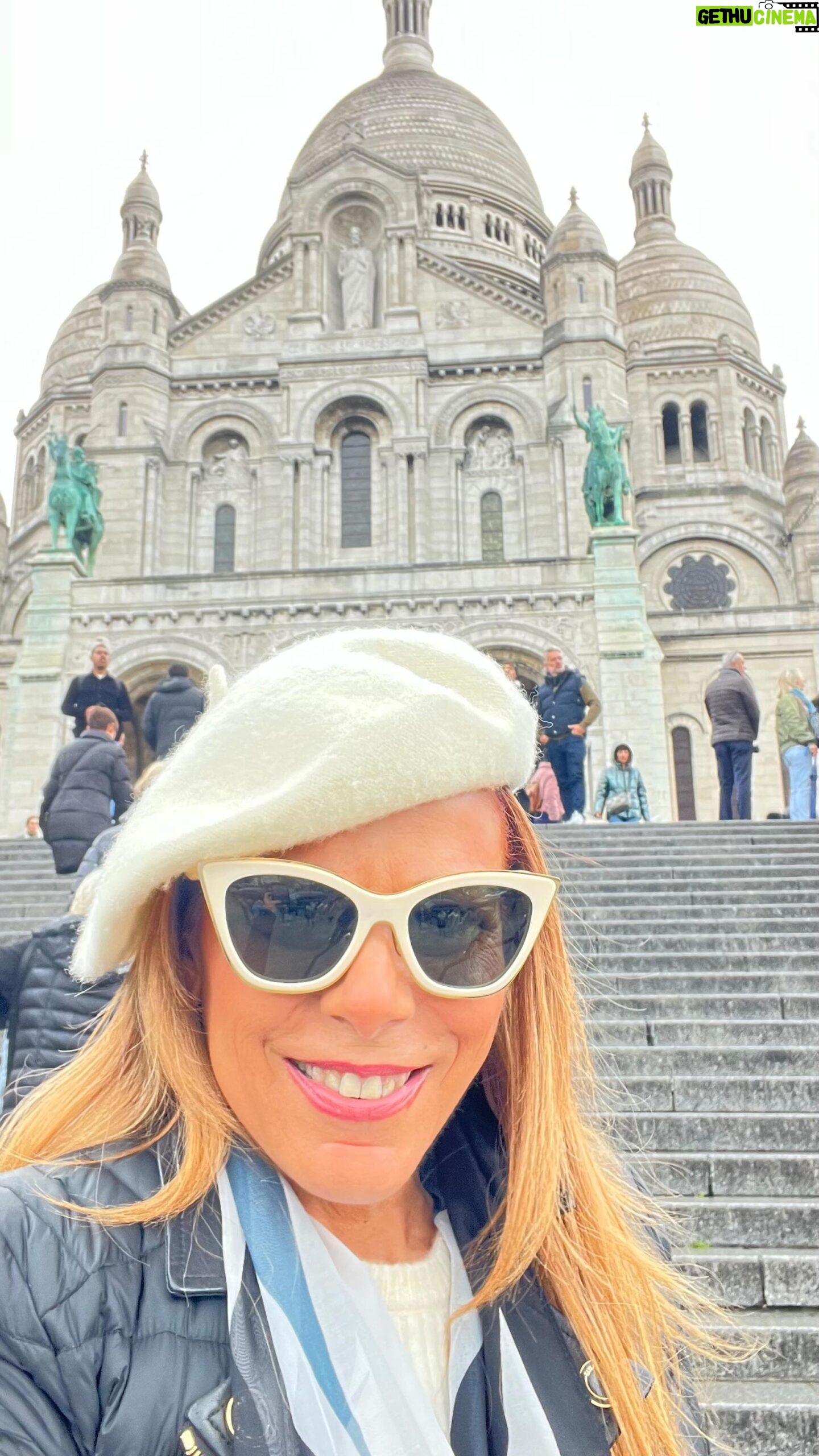 Iliana Calabró Instagram - Una semana atrás visitábamos el #sacrecoeur …los invitamos a participar de esta emocionante experiencia… les gustó… los leo… Gracias a @holasim.ar 🇦🇷 por mantenerme comunicada todo el viaje! Agradecida a @may_ariadna que un día me recomendó @assist365ok y me permite viajar protegida cualquiera sea el destino 🚑