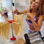 Iliana Calabró Instagram - El domingo…”La pasta” Sale a la cancha la escudería @pastalinda y se disfruta rodeada de amor en la vajilla “pituca” de @volf_oficial … una bendición agasajar a los afectos… y uds qué almorzaron hoy domingo? Los leo…