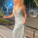 Iliana Calabró Instagram - Noche de Gala ! Acompañando a la Cooperadora del Hospital Central de San Isidro… un placer compartir con colegas y amigos causas tan nobles gracias @cesarjuricichok por invitarme a compartir tan distinguida mesa. Gracias @claudiaarceok por tu arte en este diseño pensado para la ocasión👗 Make up by @lorenandrademakeup con pruductos @approfessionaloficial Calzado @deattar diseño a medida Peino @hairexperiencepeluqueria y la coloración de @nantyr_argentina Manos @blacknails_of