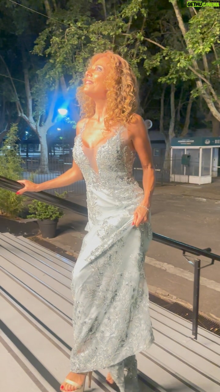 Iliana Calabró Instagram - Noche de Gala ! Acompañando a la Cooperadora del Hospital Central de San Isidro… un placer compartir con colegas y amigos causas tan nobles gracias @cesarjuricichok por invitarme a compartir tan distinguida mesa. Gracias @claudiaarceok por tu arte en este diseño pensado para la ocasión👗 Make up by @lorenandrademakeup con pruductos @approfessionaloficial Calzado @deattar diseño a medida Peino @hairexperiencepeluqueria y la coloración de @nantyr_argentina Manos @blacknails_of