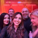 Iliana Papageorgiou Instagram - What a lovely night 🧜🏼‍♀️ Story line.. Τα βραβεία MF Beauty Stars @madamefigarogr , @genevievevv και @souzana την ώρα που δίνουν βραβεία, σέλφι όταν βγήκε ο Σάκης, Ο ΣΑΚΗΣ, η @kal_petra όταν είδε τον Σάκη, ο συνοδός μου και το λουκ!!! In @mrselfportrait @freeshop.gr @chrysanthithomatos9 Glam @yannissiskos