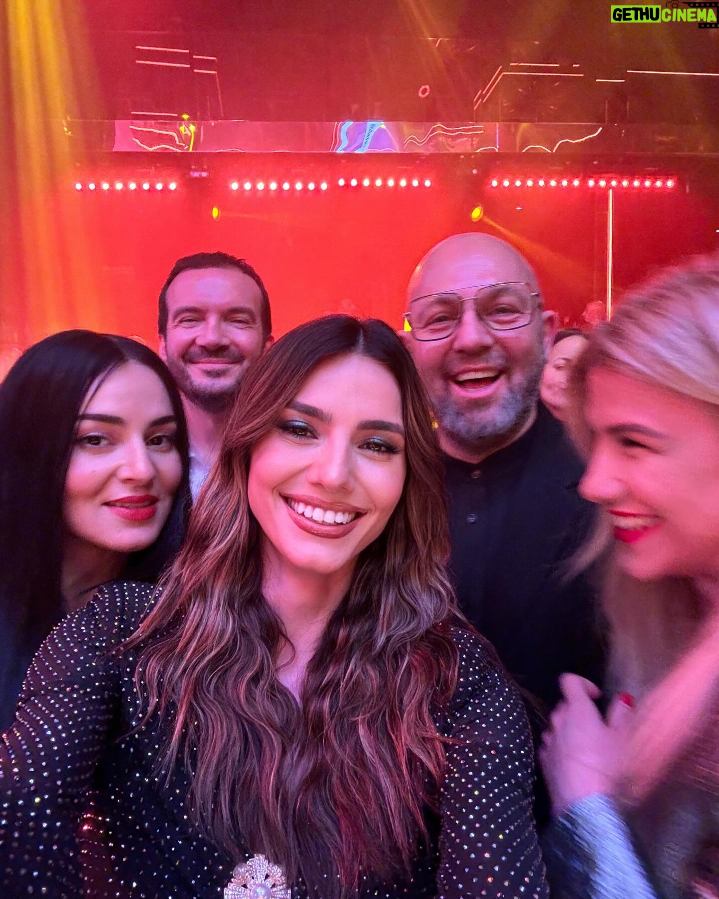Iliana Papageorgiou Instagram - What a lovely night 🧜🏼♀️ Story line.. Τα βραβεία MF Beauty Stars @madamefigarogr , @genevievevv και @souzana την ώρα που δίνουν βραβεία, σέλφι όταν βγήκε ο Σάκης, Ο ΣΑΚΗΣ, η @kal_petra όταν είδε τον Σάκη, ο συνοδός μου και το λουκ!!! In @mrselfportrait @freeshop.gr @chrysanthithomatos9 Glam @yannissiskos